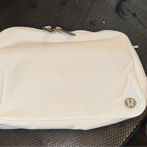 Lululemon Athletica White Zip Pouch Everywhere Belt Bag Large 2L
